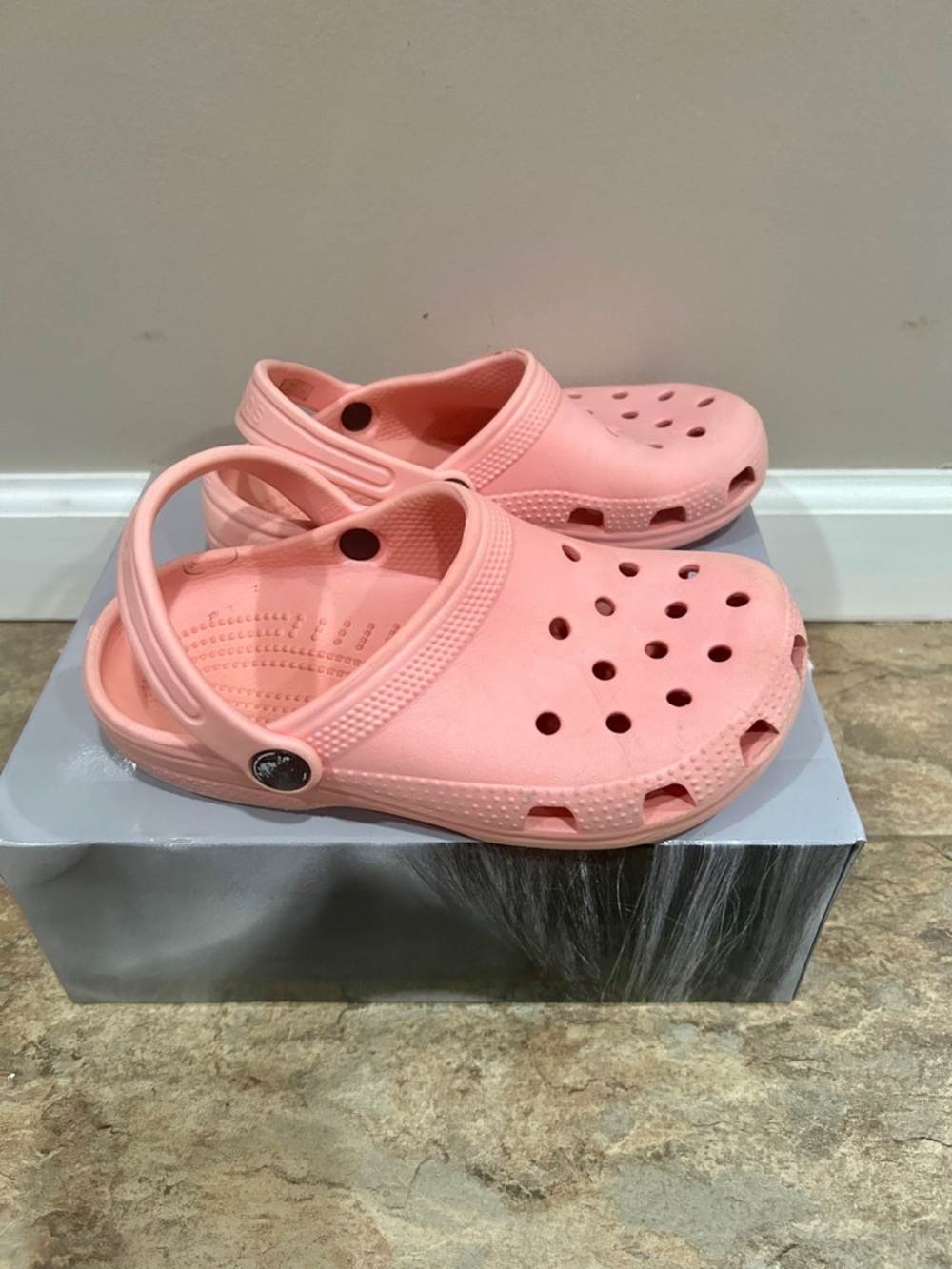 Crocs Girls Youth Pink Salmon Size 2  Sandal, Shoe Flats